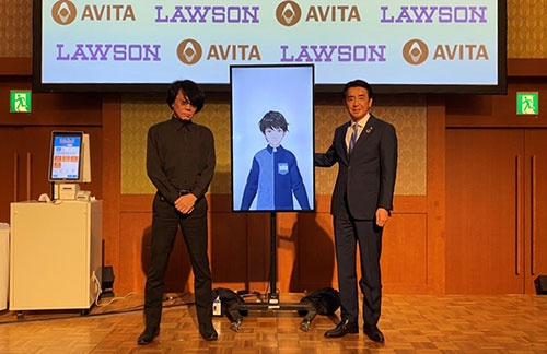 2022年9月に都内でアバター導入を発表したAVITAの石黒浩CEO（左）とローソンの竹増貞信社長（右）