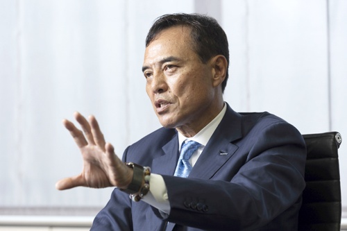 <span class="fontBold">新浪剛史(にいなみ・たけし)氏</span><br> サントリーホールディングス社長<br>1959年神奈川県生まれ。81年三菱商事入社。91年米ハーバード大学経営大学院でMBA(経営学修士)を取得。2002年ローソン社長CEO(最高経営責任者)。14年5月に会長に退き、10月に創業家出身者以外で初となるサントリーHDの社長に就任。18年5月から日本経済団体連合会審議員会副議長、20年6月から経済同友会副代表幹事、21年7月から米日カウンシル評議員会副会長を務める(写真:的野 弘路)