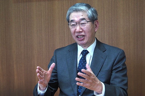 <span class="fontBold">三村信男(みむら・のぶお)氏</span><br />茨城大学特命教授 1949年生まれ。1974年東京大学工学部都市工学科卒業。79年東京大学大学院工学系研究科都市工学専攻博士課程修了。茨城大学地球変動適応科学研究機関機関長、副学長などを経て14年9月から学長。20年3月から現職。研究分野は地球温暖化・気候変動の影響評価や海岸工学など。広島県出身。