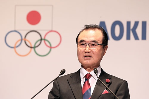 2020年1月、東京五輪の日本選手団が着る公式ウェアを発表するAOKIHDの青木拡憲会長（当時）。晴れの舞台の裏側で賄賂の授受があったのだろうか（写真：アフロスポーツ）