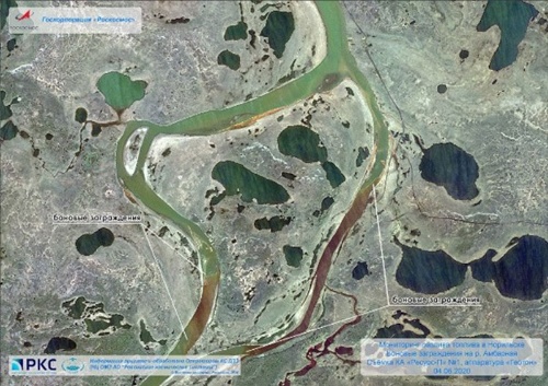 写真3：汚染された河川の航空写真。赤く見えているところが汚染箇所（出典：Clean-up Progress Update on the Accident at a Fuel Storage of Norilsk Nickel, Nornickel, June 9, 2020）