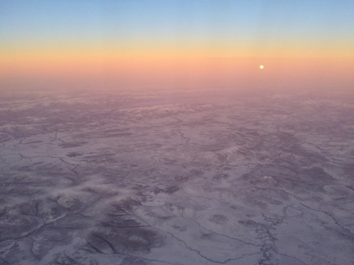 図1：凍結する東シベリアの大地から北極圏の月の出を望む（撮影：原田大輔）