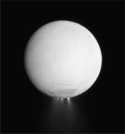 図12：土星の衛星エンケラドスの南極から噴出する物質（Geissler, 2015）。地表面は氷に覆われており、内部の気体・流体が噴出する氷火山現象とされる