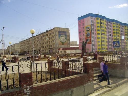 図2：ヤマル半島ガス田開発の基盤都市ナディム。ソビエト連邦時代の雰囲気が町並みに残る（筆者撮影）