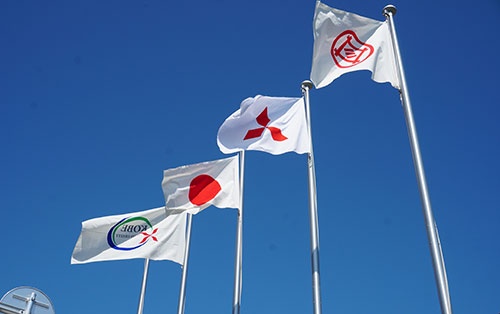 三井と三菱の旗が並ぶ三菱重工マリタイムシステムズの正門