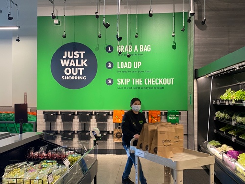 米アマゾン・ドット・コムのレジなし決済システム「ジャスト・ウオーク・アウト（Just Walk Out、JWO）」を導入し、２月25日にオープンした英小売店「WHスミス（W.H.Smith）」の新店舗