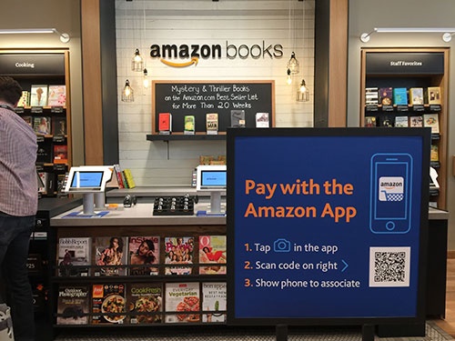 アマゾン・ブックスの店内にある決済システム。レジ近くにある青いPOP(看板)に記載されている「アプリからお支払い」というQRコードを読み込むと、利用者のアマゾンアカウントに請求される