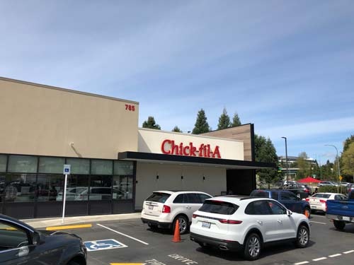 チックフィレイの店舗外観。店名が「Chick-fil-A」と最後の「A」が大文字になっているのは、使っている鶏肉の等級が「グレードA」という意味（写真：後藤文俊）