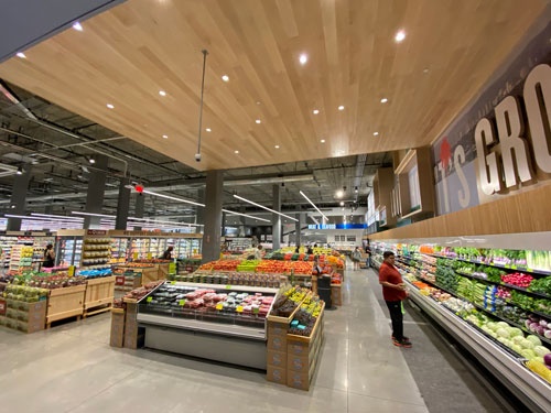 米ロサンゼルス市内にオープンした米ホールフーズ・マーケットの最新店舗。Z世代やミレニアル世代などをターゲットにした高額賃貸アパートメント「VOXアパートメント(VOX Apartments)」の1階に入居している(写真:後藤文俊)