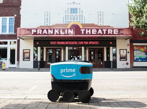 アマゾンが開発した自律走行の配送用ロボット「アマゾンスカウト」。宅配サービスのテスト中だったが、10月に入り中止が発表された（写真：アマゾン）