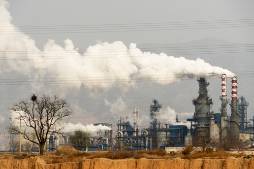中国は世界最大のCO2排出国（写真：AP/アフロ）