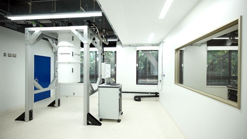 東大浅野キャンパスの「量子コンピューター・ハードウェア・テストセンター」に設置された量子システム・テストベッド（出所：IBM Research）　