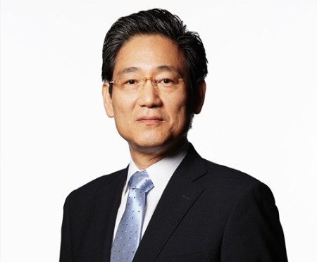 <span class="fontBold">谷 敏行(たに・としゆき)</span><br>東京工業大学工学部卒業後、エンジニアとしてソニー(現ソニーグループ)に入社。エレキ全盛期のソニーの「自由闊達にして愉快なる理想工場」の空気に触れながら、デジタルオーディオテープレコーダーなどの開発に携わる。米ニューヨーク大学経営大学院にて経営学修士号(MBA)取得。1992年にソニー退社後、米国西海岸でIT・エレクトロニクス関連企業のコンサルティングを手掛ける(米アーサー・ディ・リトルに在籍)。その後、米シスコシステムズにて事業開発部長など歴任。日本GE(現GEジャパン)に転じた後、執行役員、営業統括本部長、専務執行役員、事業開発本部長など歴任。2013年、アマゾンジャパン入社。エンターテイメントメディア事業本部長、アマゾンアドバタイジング・カントリーマネージャーなど歴任し、2019年退社。現在は、TRAIL INC.でマネージングディレクターを務めるほか、<a href="https://dayoneinnovation.com/" target="_blank">Day One Innovation</a>代表としてイノベーション創出伴走コンサルタントとしても活動。