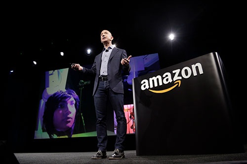 2014年6月、アマゾン創業者ジェフ・ベゾスが大々的に発表した新製品「ファイアフォン」は大失敗に終わった(写真:ロイター/アフロ)