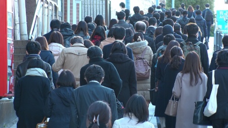 国立社会保障・人口問題研究所による将来人口の中位推計(2017年)では、総人口は2053年に1億人を割る(写真:StreetVJ/shutterstock.com)