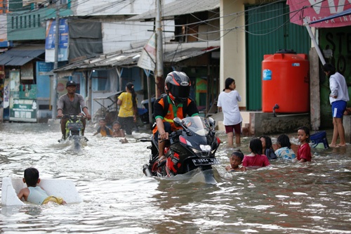 インドネシアの首都ジャカルタの人口密集地域では頻繁に洪水が発生。気候変動による海面上昇がこれに拍車をかけている（写真：ロイター／アフロ）