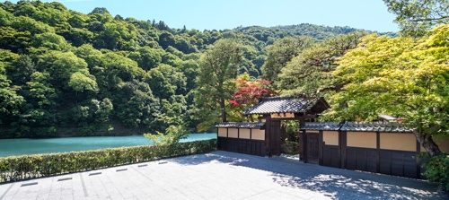 保津川にかかる渡月橋を望む「翠嵐　ラグジュアリーコレクションホテル 京都」