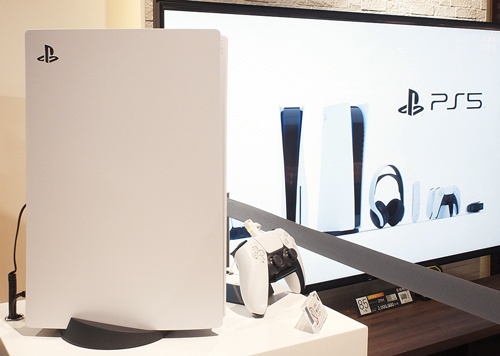 PS5は歴代最速で世界販売1000万台を達成したが、生産制約で品薄状態に(写真=つのだよしお/アフロ)