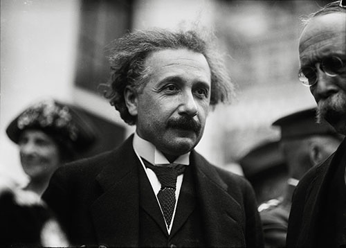 相対性理論で知られる物理学者アルベルト・アインシュタインは「私は天才ではありません。ただ、人より長く1つの事柄と付き合っていただけです」と語ったとされる（写真：PictureLux/アフロ）