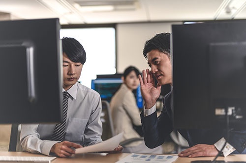 繰り返し聞くうちに、だんだん信じてしまう……(写真:PIXTA)