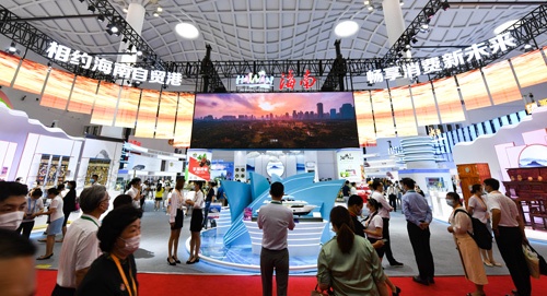 2021年に中国・海南島で開かれた中国国際消費品博覧会。中国では市場主導型のイノベーションが活発だ（写真：新華社／アフロ）
