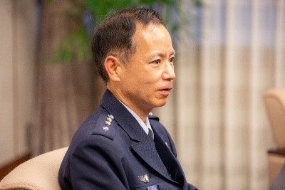 <span class="fontBold">空将 井筒俊司氏<br>第36代航空幕僚長</span><br>1964年生まれ。千葉県出身。防衛大学校(30期)卒業後、航空自衛隊に入隊。F-4ファントムのパイロットとして前線で活躍後、内閣官房に出向し、ハーバード大学公共行政修士課程を修了。第6航空団司令(石川県小松基地)西部航空方面隊司令官(福岡県春日基地)、航空総隊司令官(東京都横田基地)などを歴任し、2020年8月現職に任命される。ハーバード時代の人脈なども生かし、各国高官と交流し関係を深め、国際社会で活躍する一方で、優しい人柄で任務においては的確な指示により航空自衛隊の先頭に立ち、多くの隊員から慕われている。(写真:山口真由子、以下同)</a>