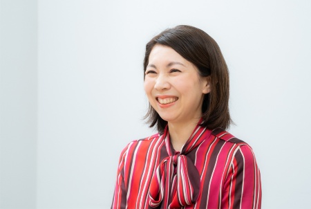 <span class="fontBold">松澤萬紀(まつざわ・まき)</span><br>日本ホスピタリティー・マナー研究所・代表。幼少期より客室乗務員(CA)に憧れ、8回目の試験で念願のCAに合格。ANA(全日空)のCAとして12年間勤務する。ANA退社後は、ホスピタリティー・マナー講師、顧客満足度(CS)向上コンサルタントとして活動。関西人ならではのユーモラスな講義で、過去最多の年は、年間登壇回数200回以上。総受講者数は、2万人以上。1年後の研修も決まっている。「礼法講師」資格、「日本メンタルヘルス協会公認心理カウンセラー」資格も持つ。「新入社員研修」「管理職研修」「接遇研修」などを中心に、幅広い層に対して豊富な研修実績を持つ。著書に、『100%好かれる1%の習慣』『図解 100%好かれる1%の習慣』『1秒で「気がきく人」がうまくいく』(以上、ダイヤモンド社)などがあり累計25万部を突破。台湾や韓国で翻訳本も発売されている。日本テレビ「ヒルナンデス!」「NOGIBINGO!」「news every.」、読売テレビ「情報ライブ ミヤネ屋」出演などメディアでも活躍中(写真:尾関祐治、以下同)