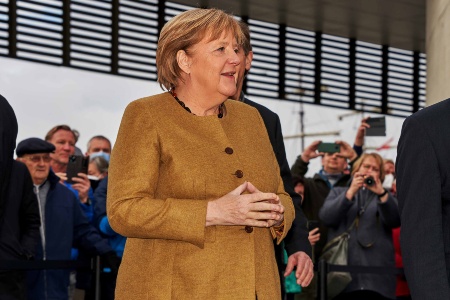 大勢の人々を前に「ドイツ移民ハウス」を訪れたメルケル首相（当時）（2021年11月）（写真：Heide Pinkall／shutterstock.com）