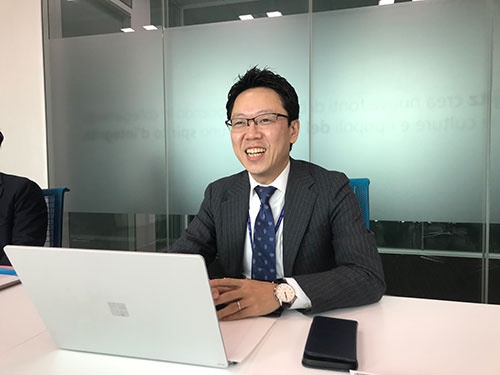 双日の新会社、双日プロフェッショナルシェアで働く村山 宏さん(42)。双日で16年間営業を担当、3年前から人事部へ。経営学修士号(MBA)を取得したキャリアを生かすため2021年10月に副業・兼業を認めるSPSへ。週4日は双日本社で、週1日は金型加工会社で働く。