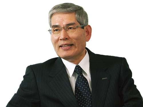 滝崎武光(たきざき・たけみつ)氏キーエンス取締役名誉会長。1974年、兵庫県尼崎市でキーエンスの前身であるリード電機を設立、代表取締役社長に。2000年、社長職を佐々木道夫氏に譲り代表権のある会長に就任。15年から現職。(写真:山田哲也、2003年撮影)