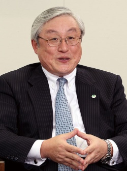「中西さんに仕事のイロハを教えてもらった」。日立プラントテクノロジーの東原敏昭社長は30年以上経った今も、週報を大事に保管している(写真:陶山 勉)