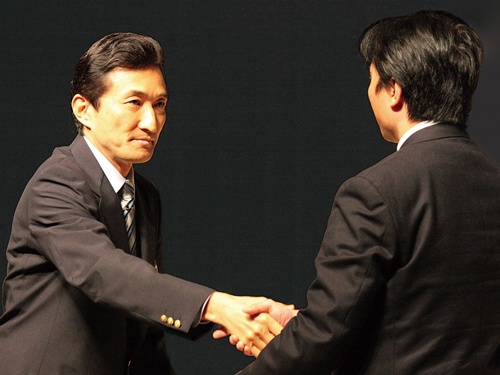 大阪市で実施した社員集会で、渡邉美樹社長は事業を託す新経営陣の1人ひとりと握手を交わした（写真：山田 哲也）