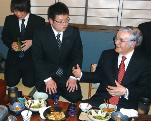 今年3月、工学博士号の学位記授与式の後に開かれた懇親会で、修士課程の学生たちと話し込む佐藤安太氏(右端)