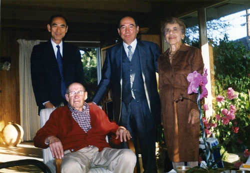飯島延浩（中央）は経営学者ピーター・ドラッカー（左下）から直接、薫陶を受けた。「弟子」の1人を自任している