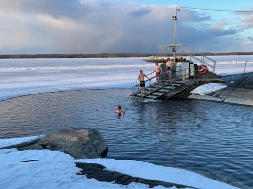 フィンランド中南部の都市タンペレにある湖に面したサウナ。氷結した湖に穴を開け、火照った体を冷水に沈められる