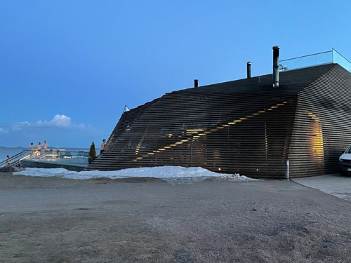 首都ヘルシンキのサウナ「ロウリュ」。写真左手の階段が海につながっており、海水で体を冷やすことができる