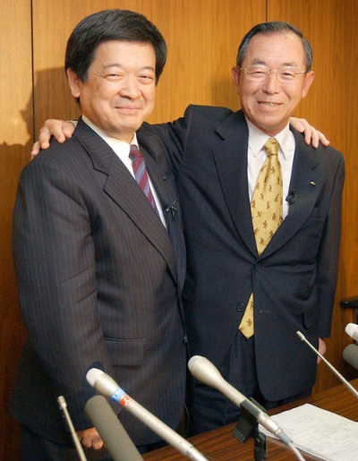 2004年、社長交代の記者会見で肩を組む小林栄三常務（左）と丹羽宇一郎社長（写真：共同通信）