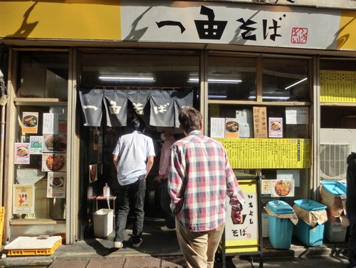 日暮里駅近くの一由そば。安いそばを求めて次々と客がのれんをくぐる