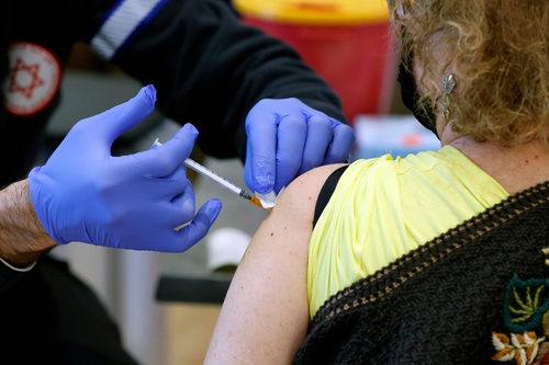 イスラエルは世界に先駆けて4回目接種を進めた（沿岸部ネタニア、写真：AFP／アフロ）