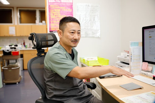 ほんべつ循環器内科クリニックの藤沢明徳医師。2021年末から新型コロナを季節性インフルエンザと同等の扱いにしている(写真:箕浦伸雄)