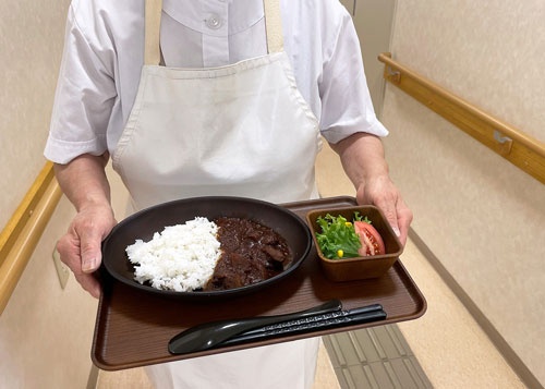 大阪府富田林市の病院で試験提供された完全栄養食のカレーライス（写真：医療法人百賀時の会提供）