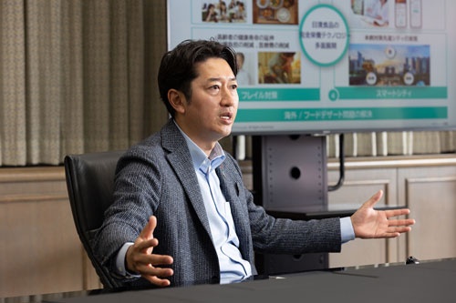 日清食品社長の安藤徳隆氏。創業者である安藤百福氏の孫で、日清食品HD社長の安藤宏基氏の長男にあたる(写真:的野 弘路)