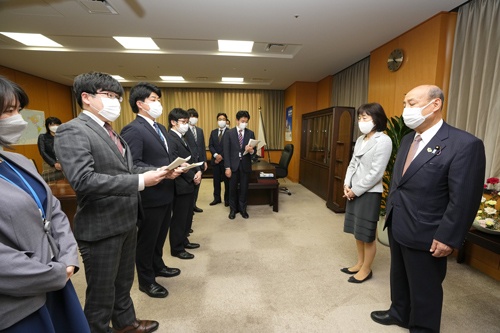 若手官僚8人のチームは個々の特色を生かした「カラフルな公務」となるよう、二之湯大臣（右端）と川本人事院総裁（右から2人目）に提言した。（写真：共同通信）