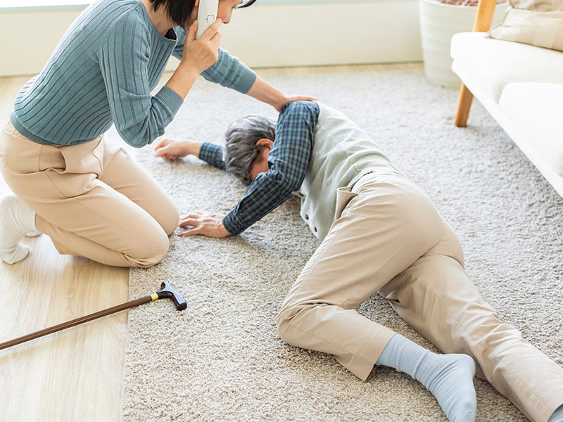 老いた親が家の中で転んで骨を折ってしまう医学的理由