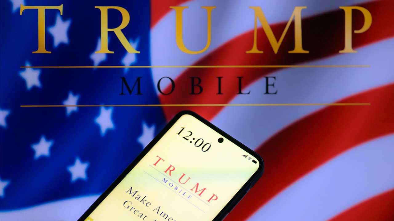 黄金に輝くトランプフォン、米国生産回帰の象徴なるか 印生産のAppleに圧力：日経ビジネス電子版