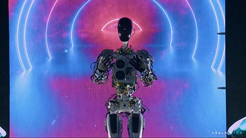 米テスラは技術説明会「Tesla AI Day 2022」で、ヒト型ロボット「オプティマス」のプロトタイプを公表した
