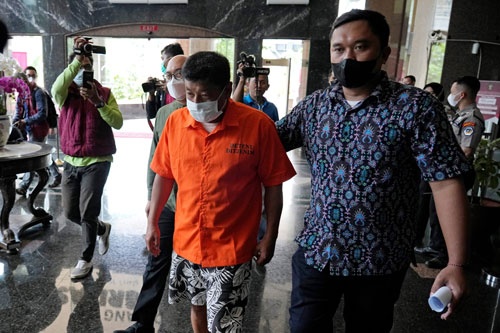 逃亡先のインドネシアで入管当局によって逮捕された谷口光弘容疑者（中央、6月8日、ジャカルタ、写真：AP／アフロ）