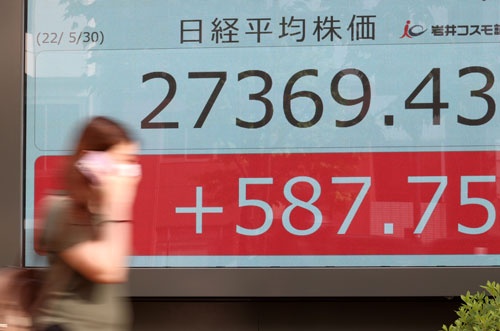 株価上昇の裏側で、株主資本主義や成果主義が日本の産業界に急速に広がった（写真：つのだよしお／アフロ）