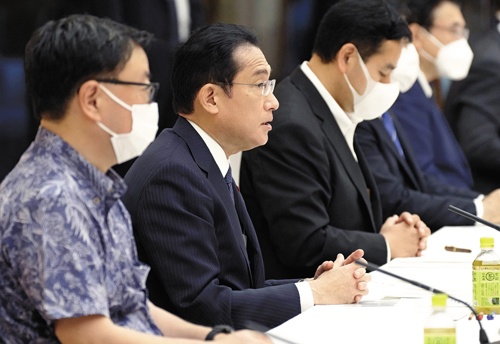 6月7日に開かれた「経済財政諮問会議・新しい資本主義実現会議合同会議」に出席した岸田文雄首相。国家戦略として量子技術開発が明記された(写真:共同通信)