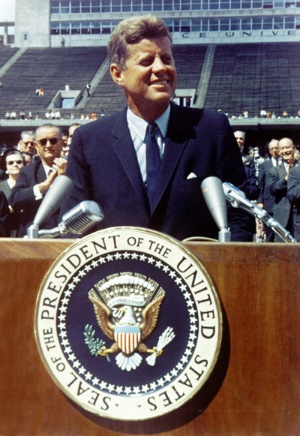 1962年に米ライス大学の講演で有人月面探査の意義を語るジョン・F・ケネディ大統領（写真：Science Source／アフロ）